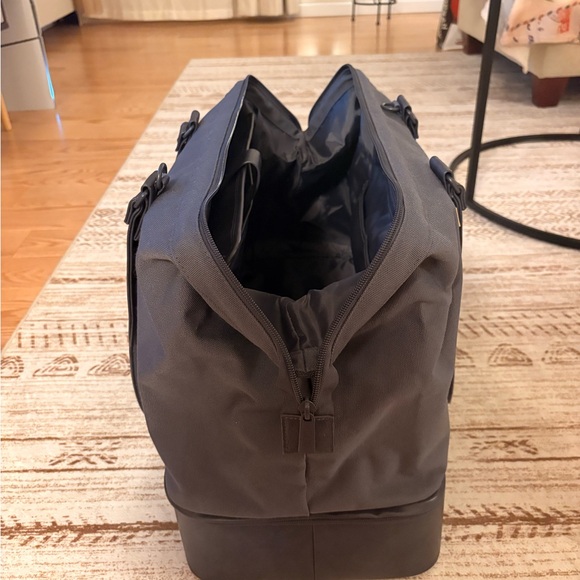 Béis The Convertible Weekender 
in Navy - Picture 15 of 16